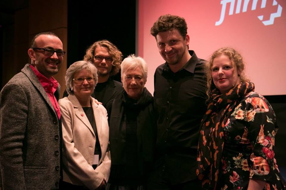 Die Geißendörfer Ehrenpreisträgerin Ursula Höf mit Laudatorin Helke Sander und dem Filmplus-Team