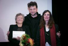 2. Eine glueckliche Ehrenpreistraegerin - Ursula Hoef (links) mit Hommage-Kurator Werner Busch und Editorin Katja Reutter, die Hans W. Geissendoerfer bei der Laudatio vertrat