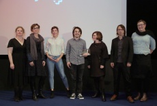 23. Die Dokumentarfilm-Jury und der Gewinner - v.l.n.r. Kyra Scheurer, Gudrun Sommer, Carina Mergens, Kaya Inan, Susanne Brandstaetter, Frank Amann, Dr. Anke Schierholz